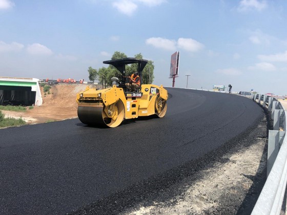 Pavimentadora en operación sobre la vialidad