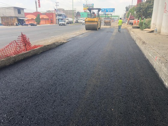 Vibrocompactador nivelando y compactando una vialidad